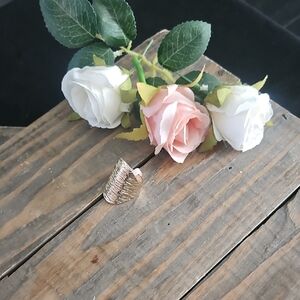 Elegant Gold Women's Ring